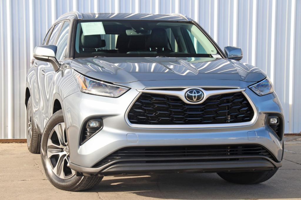 used 2021 Toyota Highlander car, priced at $26,000