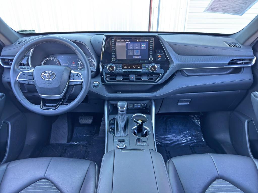 used 2022 Toyota Highlander car, priced at $28,000