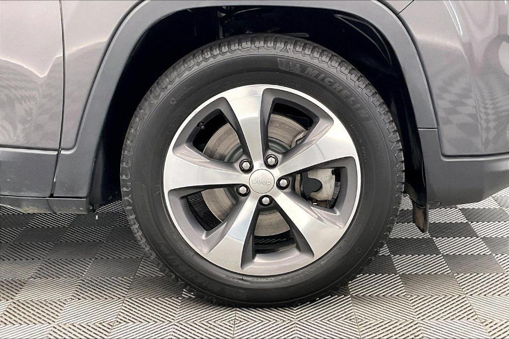 used 2019 Jeep Cherokee car, priced at $17,918