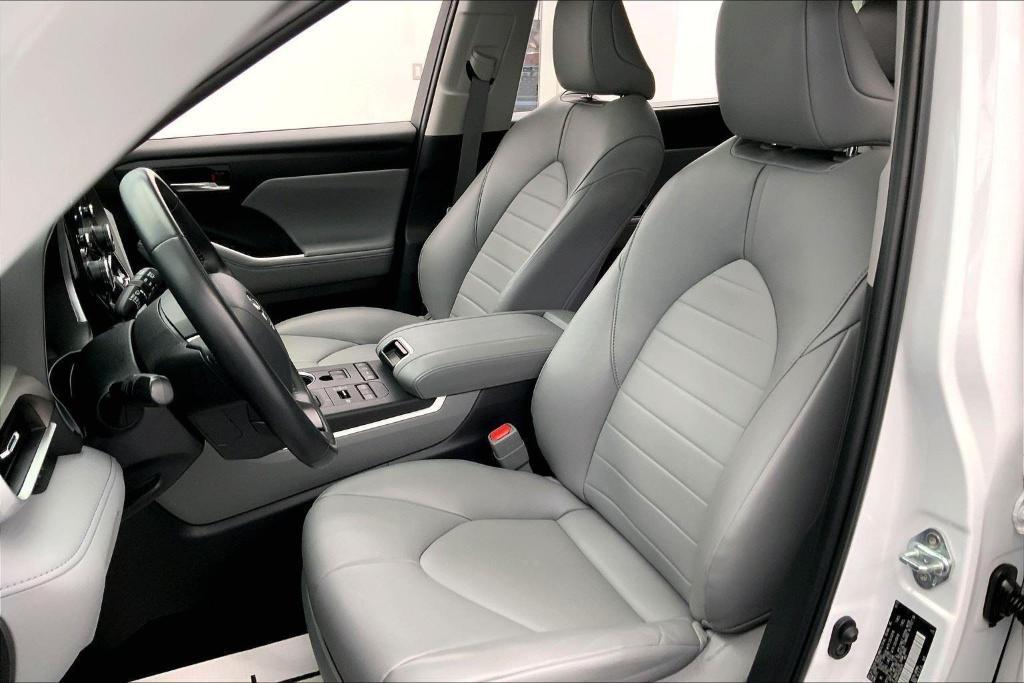 used 2022 Toyota Highlander car, priced at $39,000