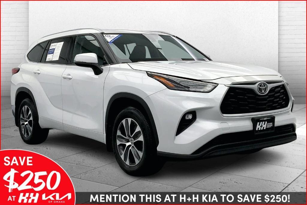 used 2022 Toyota Highlander car, priced at $39,000