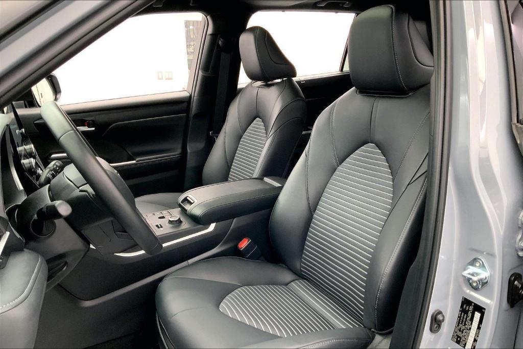 used 2025 Toyota Highlander car, priced at $50,000