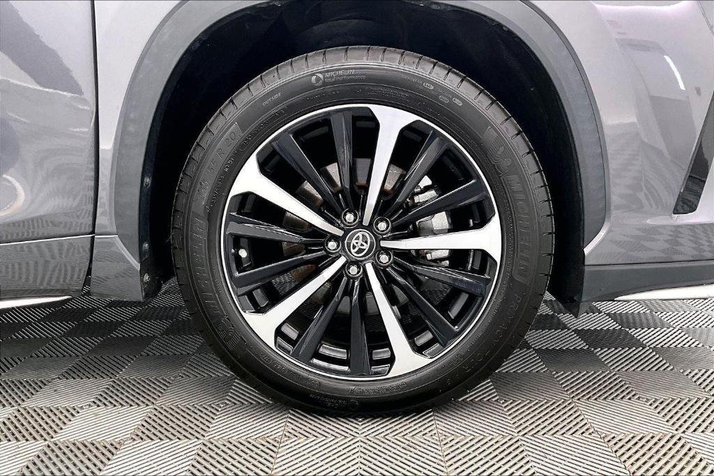 used 2021 Toyota Highlander car, priced at $32,000