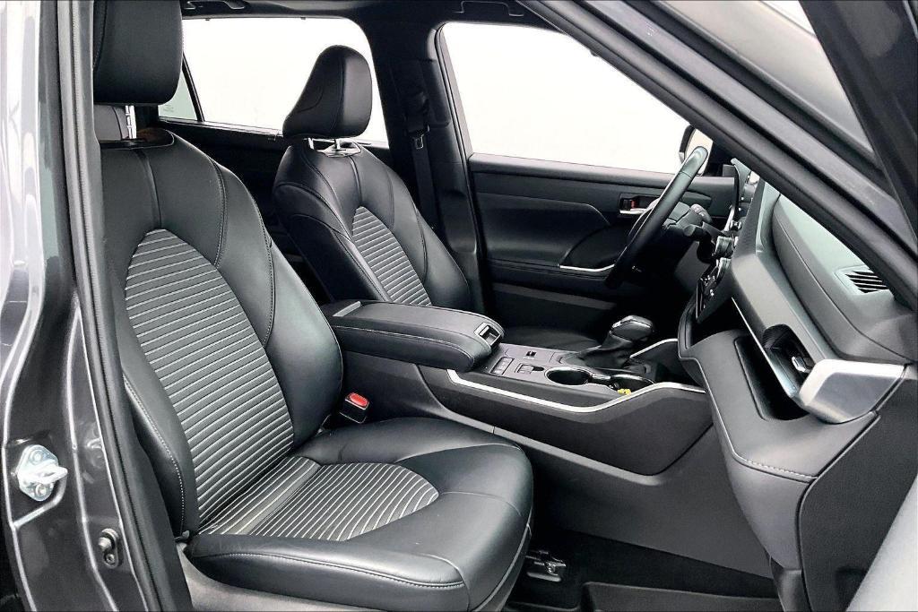 used 2021 Toyota Highlander car, priced at $32,000