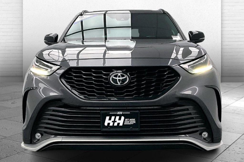 used 2021 Toyota Highlander car, priced at $32,000