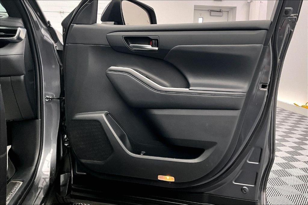 used 2021 Toyota Highlander car, priced at $32,000