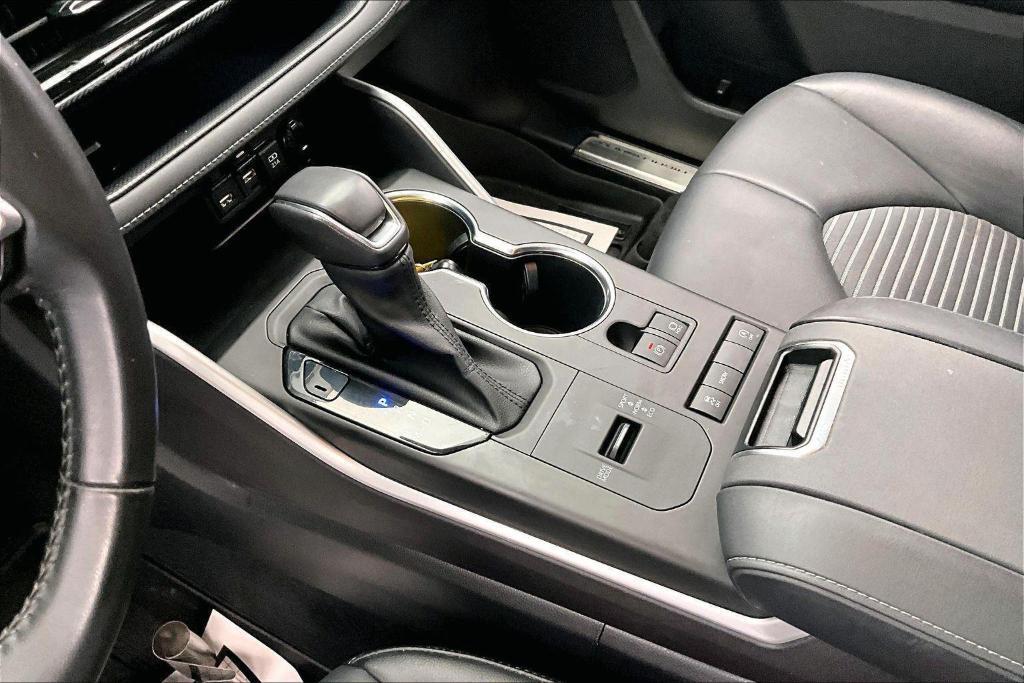 used 2021 Toyota Highlander car, priced at $32,000