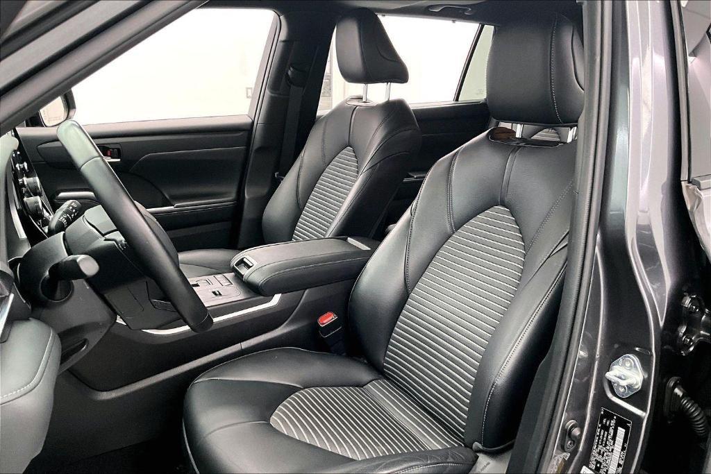 used 2021 Toyota Highlander car, priced at $32,000