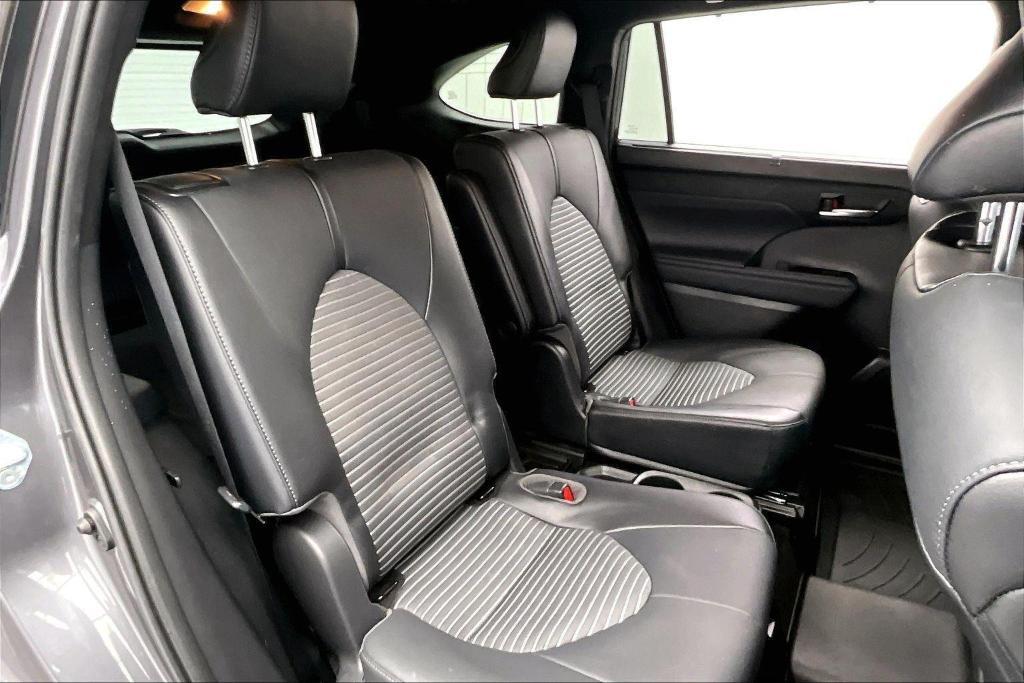 used 2021 Toyota Highlander car, priced at $32,000