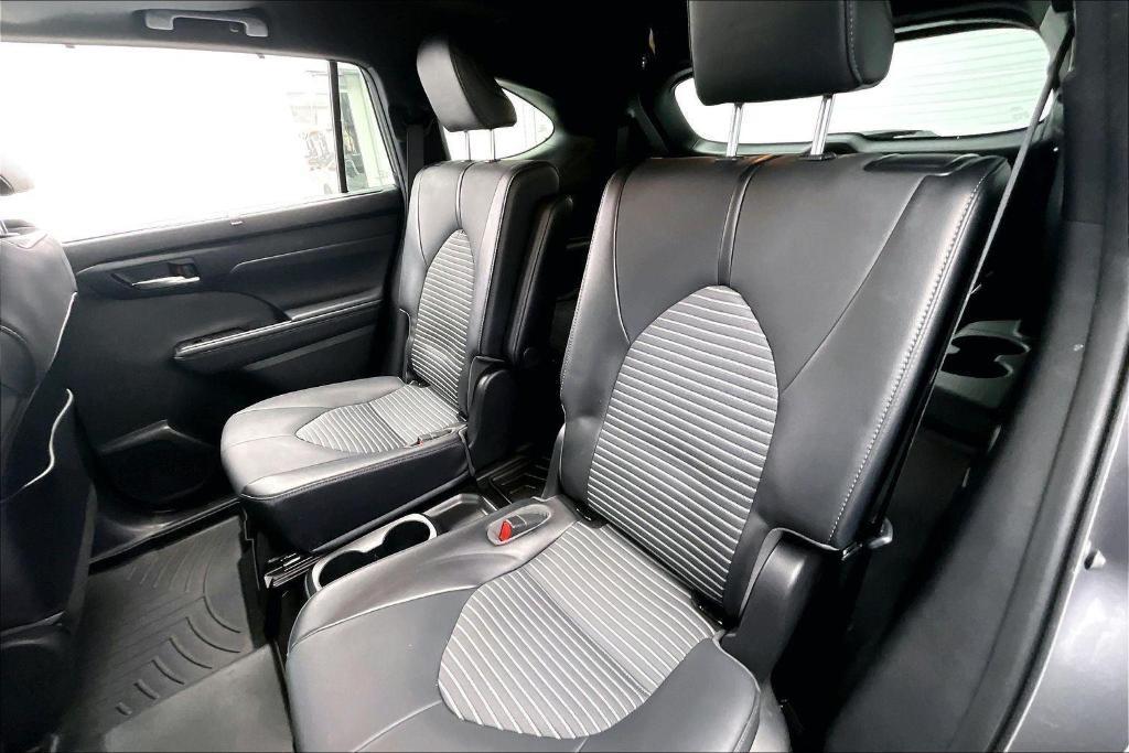 used 2021 Toyota Highlander car, priced at $32,000