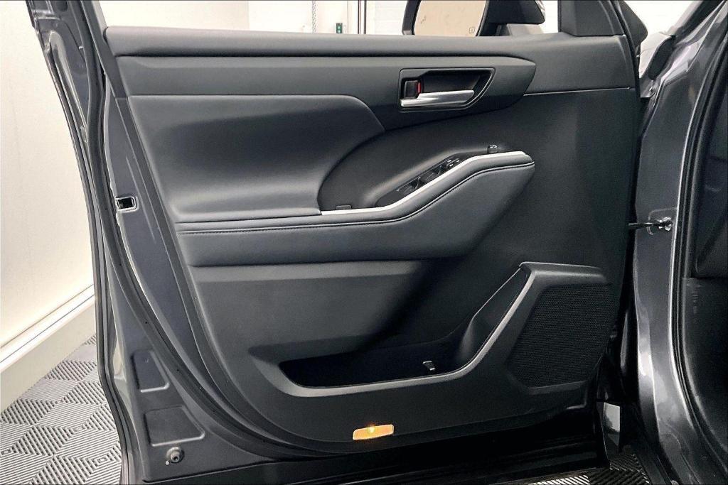 used 2021 Toyota Highlander car, priced at $32,000