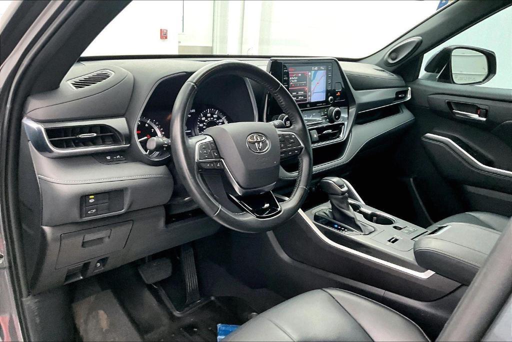 used 2021 Toyota Highlander car, priced at $32,000