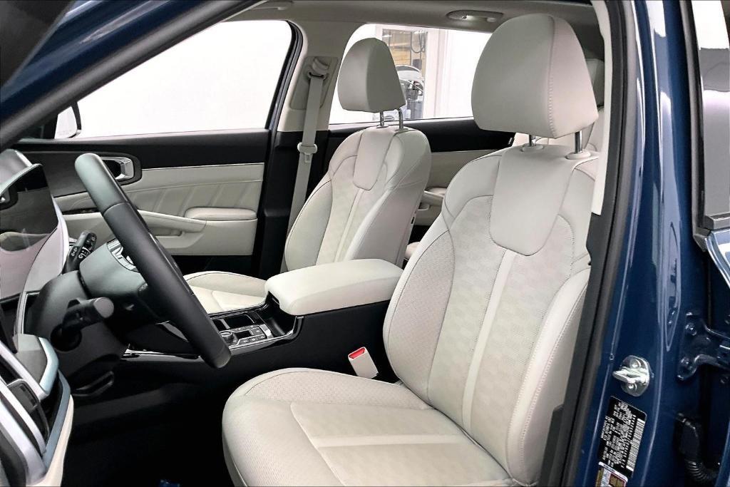 used 2025 Kia Sorento car, priced at $39,500