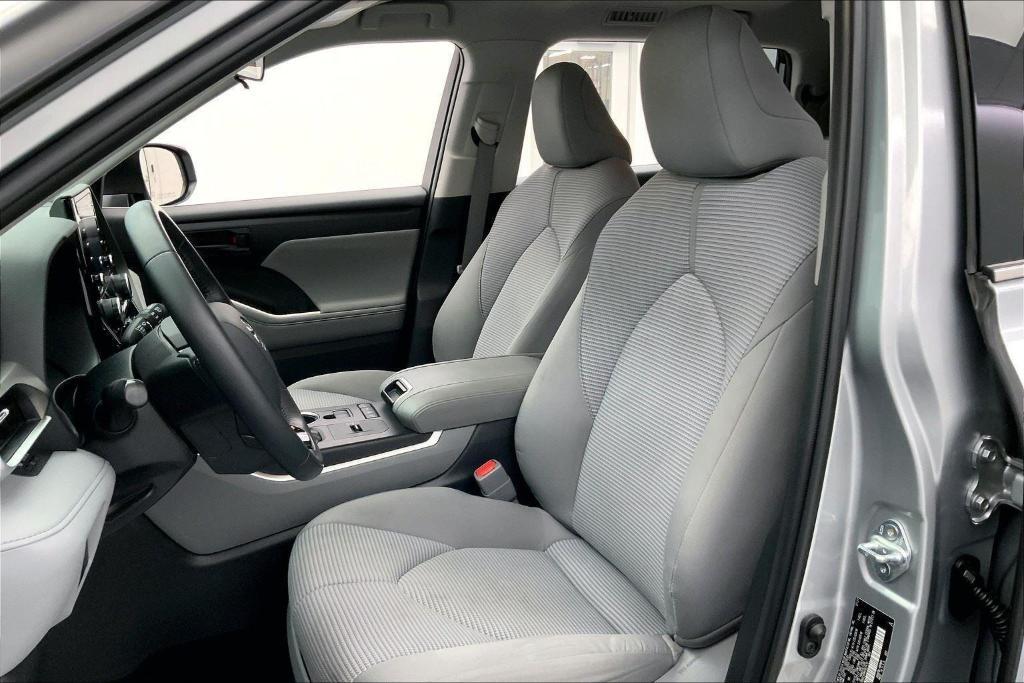 used 2021 Toyota Highlander Hybrid car, priced at $34,000