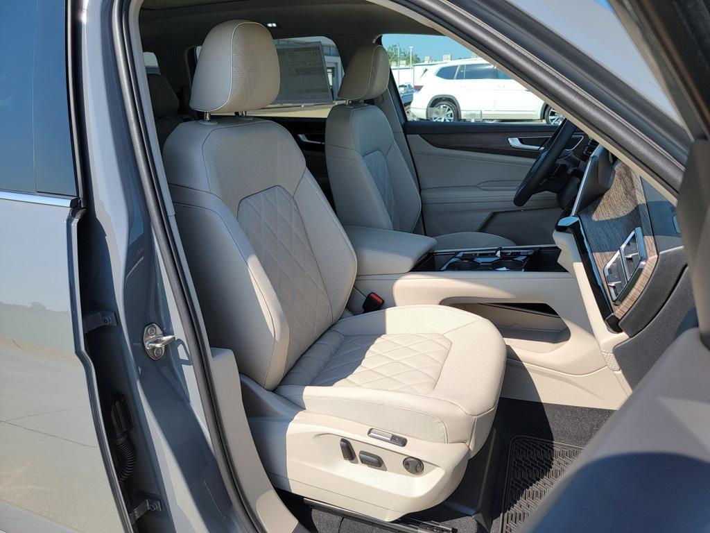 new 2025 Volkswagen Atlas car, priced at $53,679