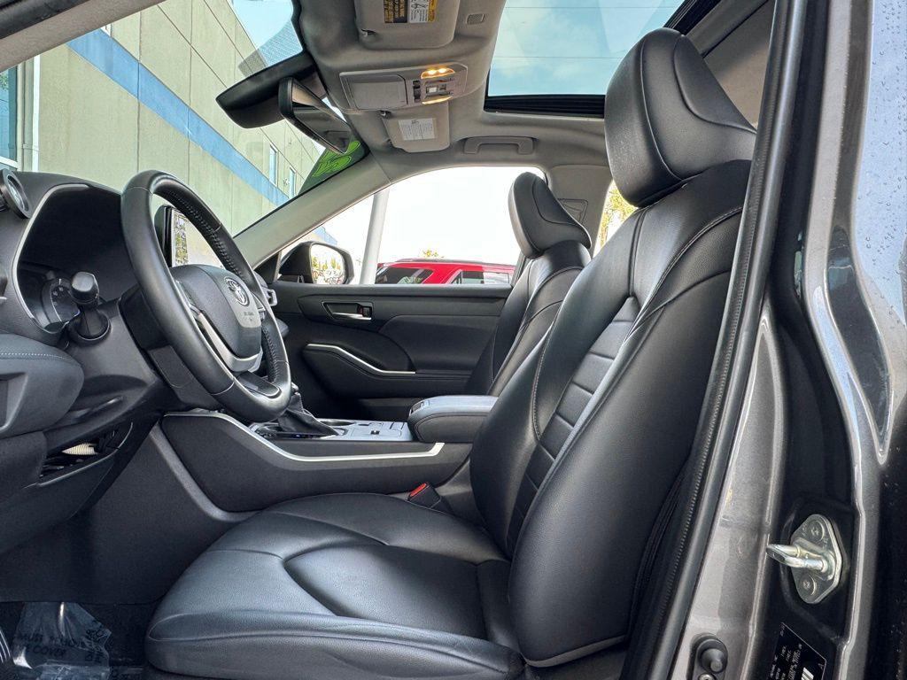 used 2022 Toyota Highlander Hybrid car, priced at $37,134