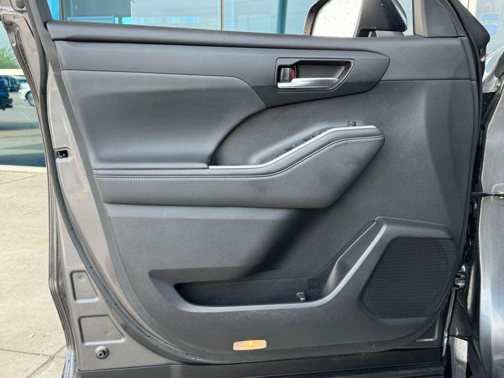 used 2022 Toyota Highlander Hybrid car, priced at $37,134