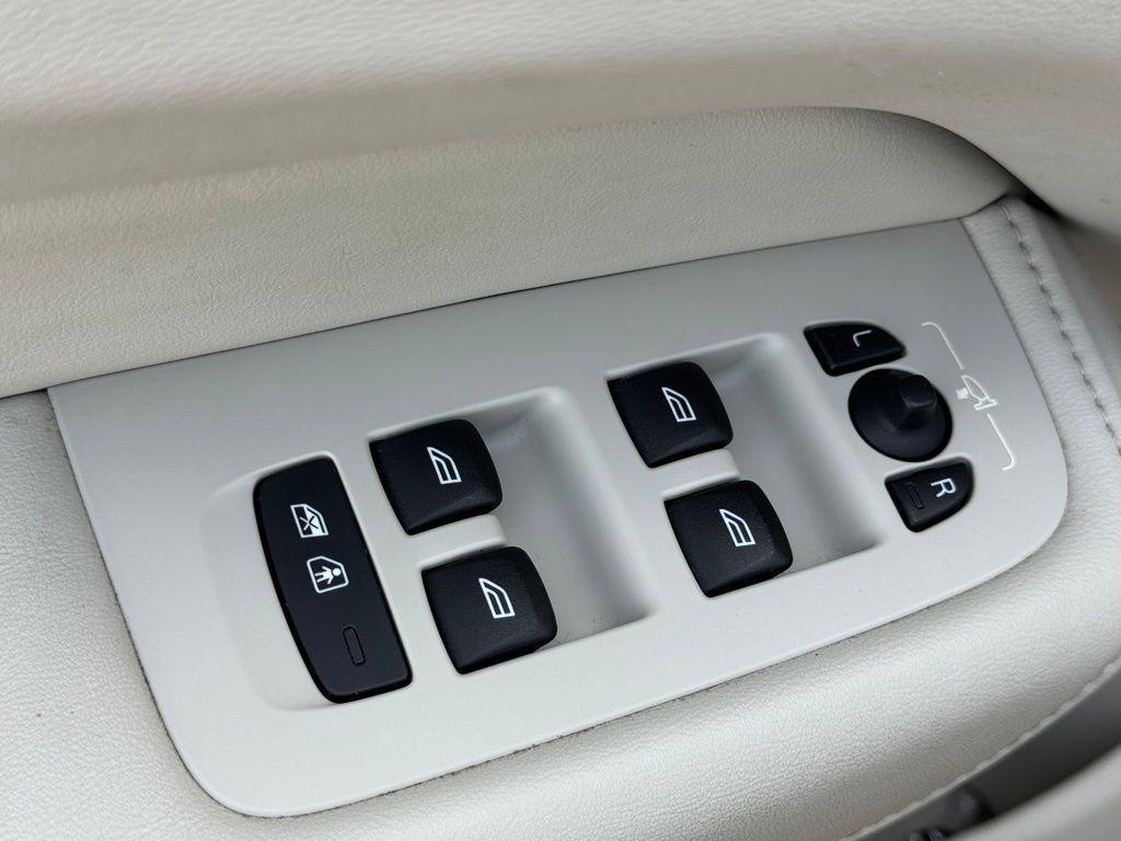 used 2022 Volvo XC60 car, priced at $26,391