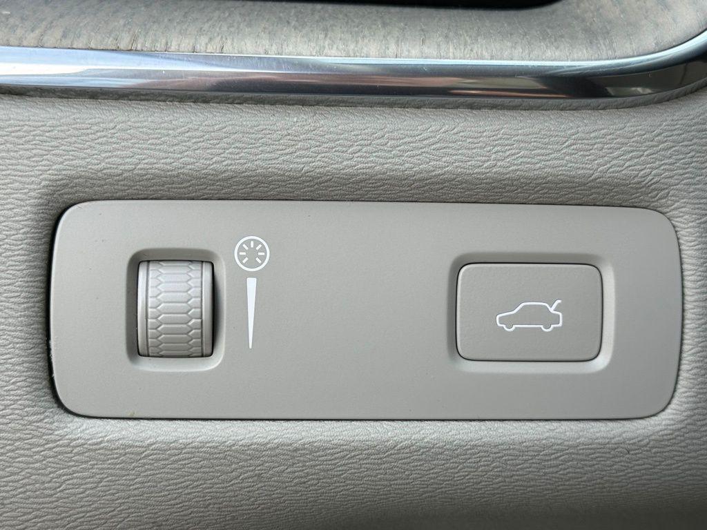 used 2022 Volvo XC60 car, priced at $26,391