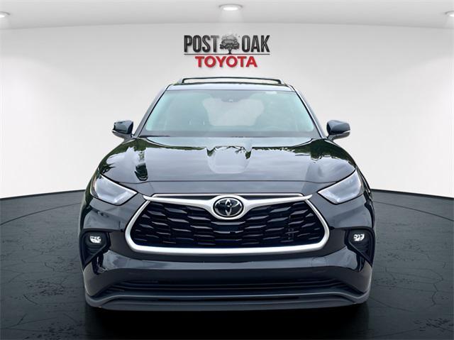 used 2024 Toyota Highlander car, priced at $37,900