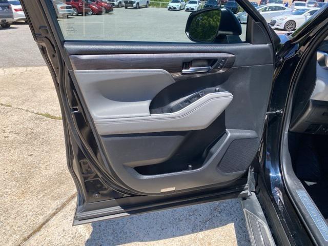 used 2021 Toyota Highlander car, priced at $31,900