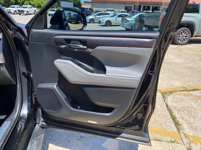 used 2021 Toyota Highlander car, priced at $31,900