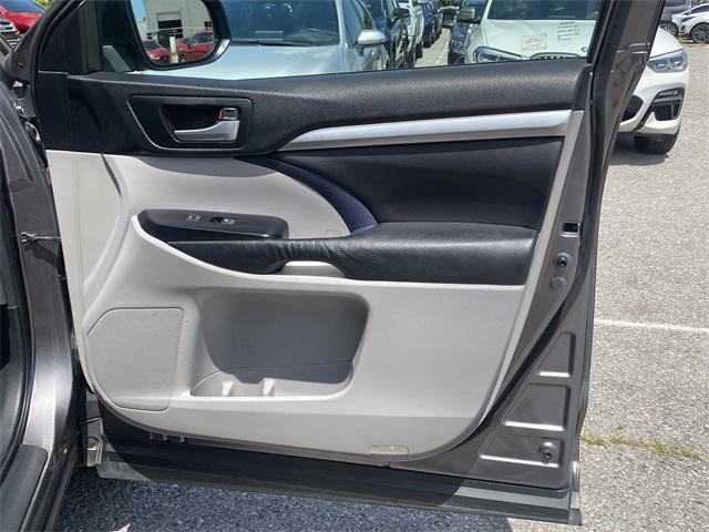 used 2015 Toyota Highlander car, priced at $13,999