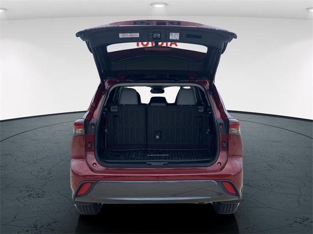 used 2024 Toyota Highlander car, priced at $44,420