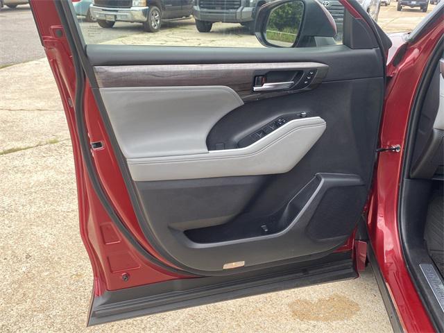 used 2024 Toyota Highlander car, priced at $44,420