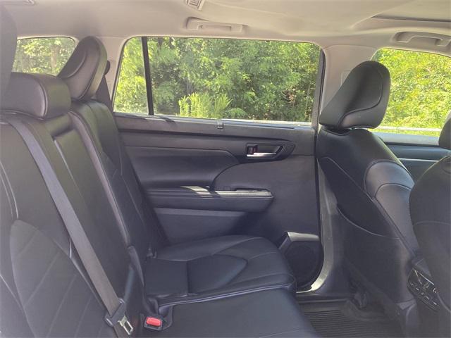 used 2022 Toyota Highlander car, priced at $31,750