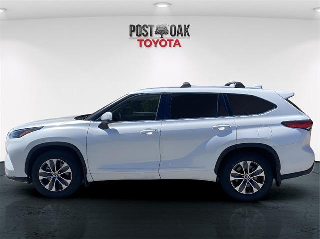 used 2022 Toyota Highlander car, priced at $31,750