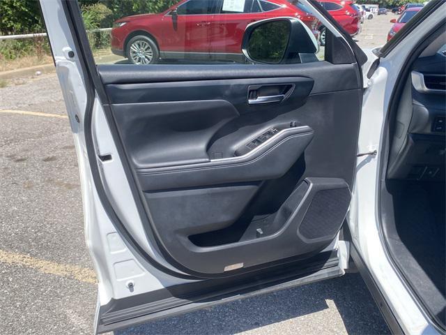 used 2022 Toyota Highlander car, priced at $31,750