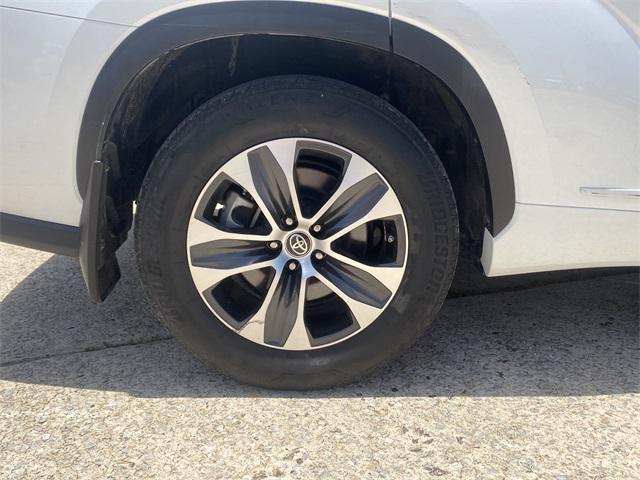 used 2022 Toyota Highlander car, priced at $31,999