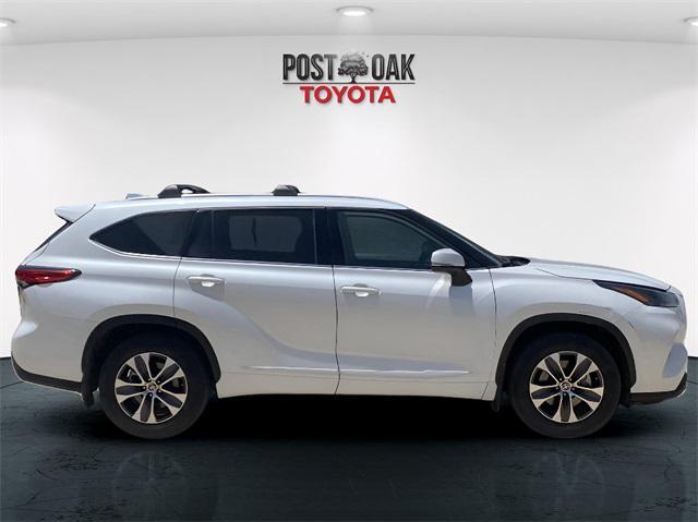 used 2022 Toyota Highlander car, priced at $31,999