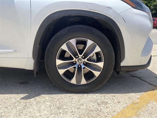 used 2022 Toyota Highlander car, priced at $31,999
