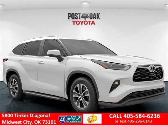 used 2022 Toyota Highlander car, priced at $31,000