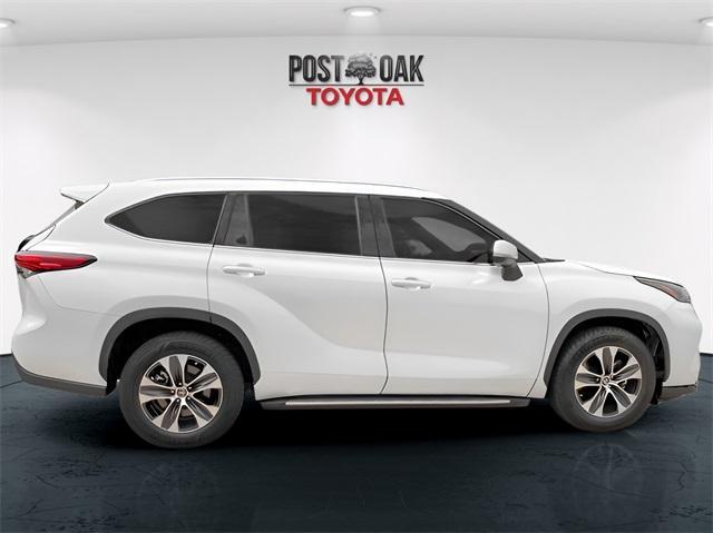 used 2022 Toyota Highlander car, priced at $31,000