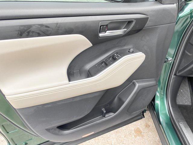 used 2023 Toyota Highlander car