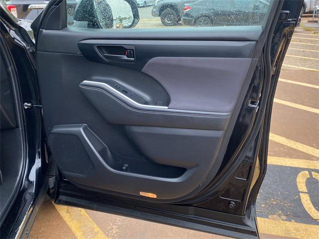 used 2022 Toyota Highlander car, priced at $27,500