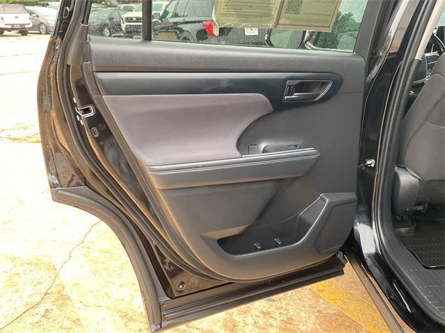 used 2022 Toyota Highlander car, priced at $27,500