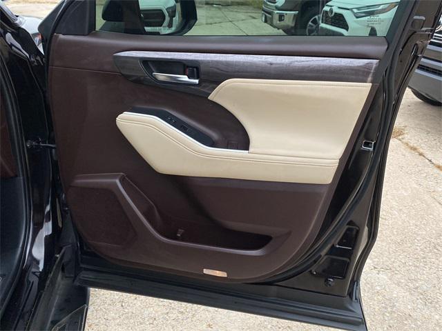 used 2021 Toyota Highlander car, priced at $30,775