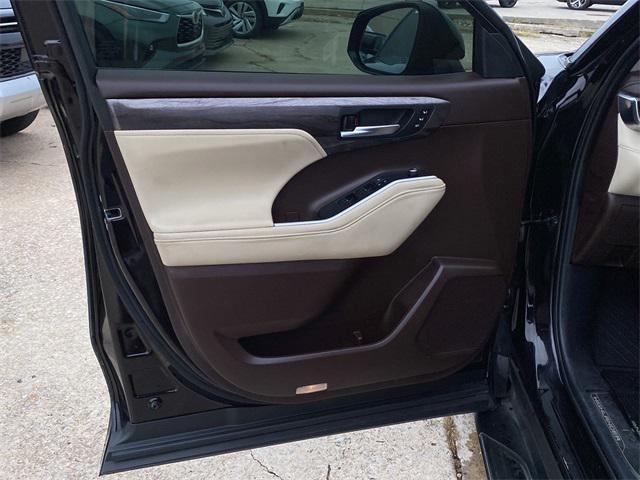 used 2021 Toyota Highlander car, priced at $30,775