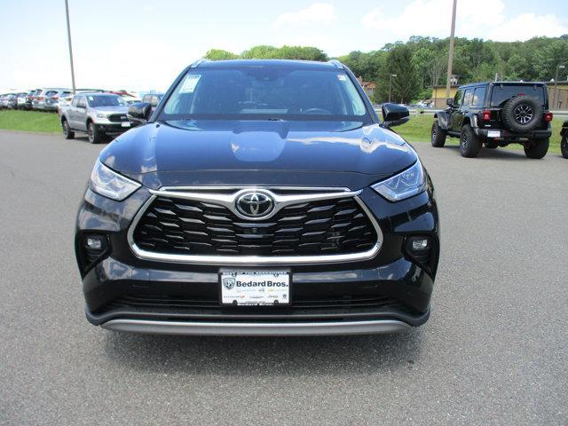 used 2022 Toyota Highlander car, priced at $39,995
