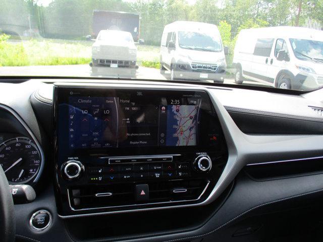 used 2022 Toyota Highlander car, priced at $39,995