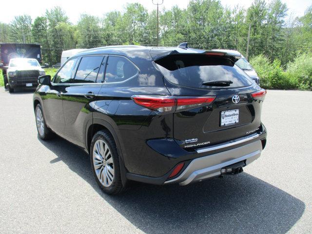 used 2022 Toyota Highlander car, priced at $39,995