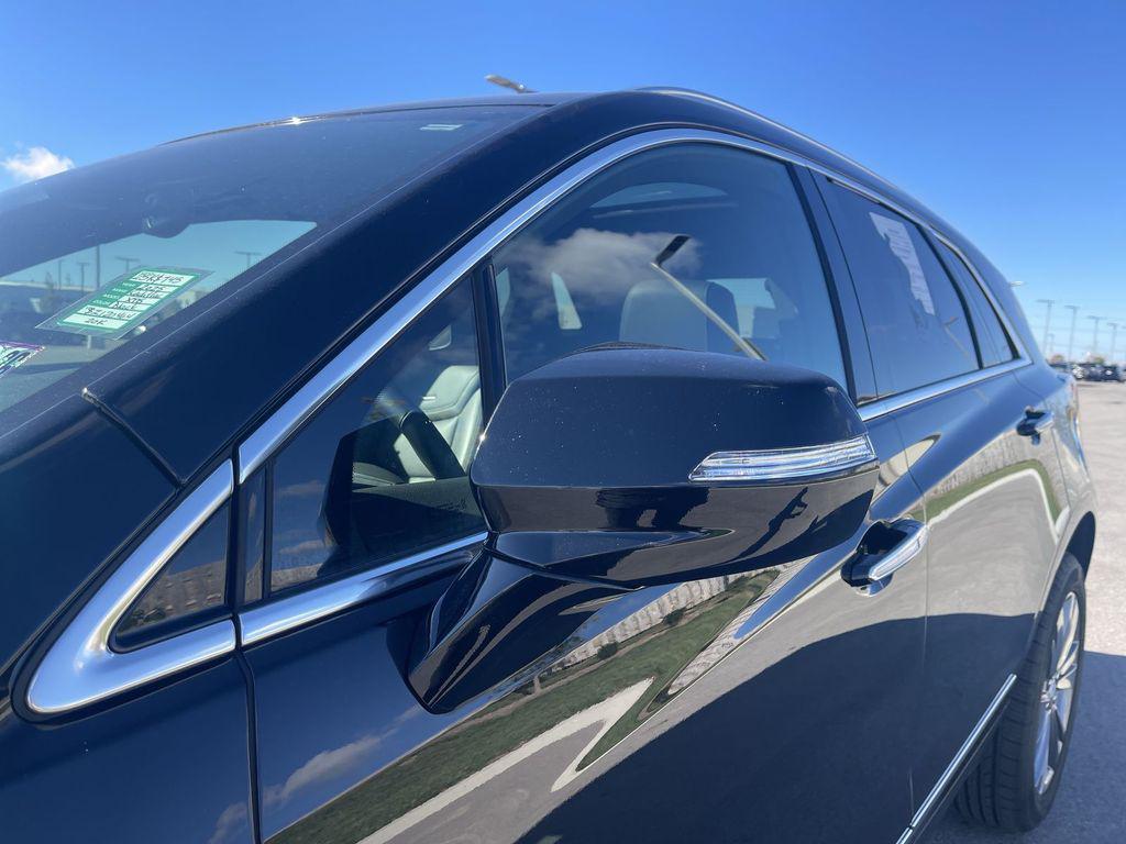 used 2025 Cadillac XT5 car, priced at $42,800