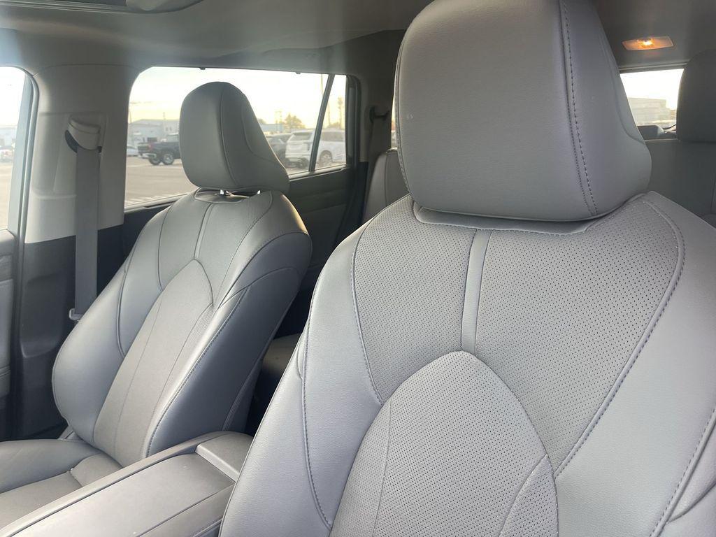 used 2022 Toyota Highlander car, priced at $37,198