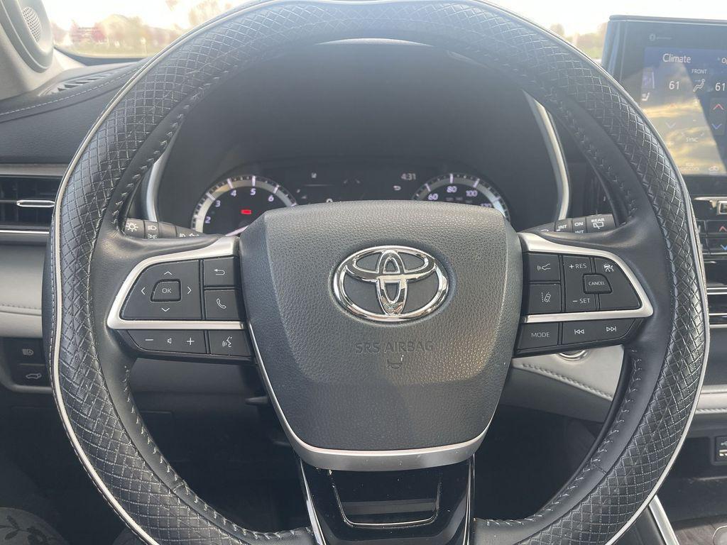 used 2022 Toyota Highlander car, priced at $37,198