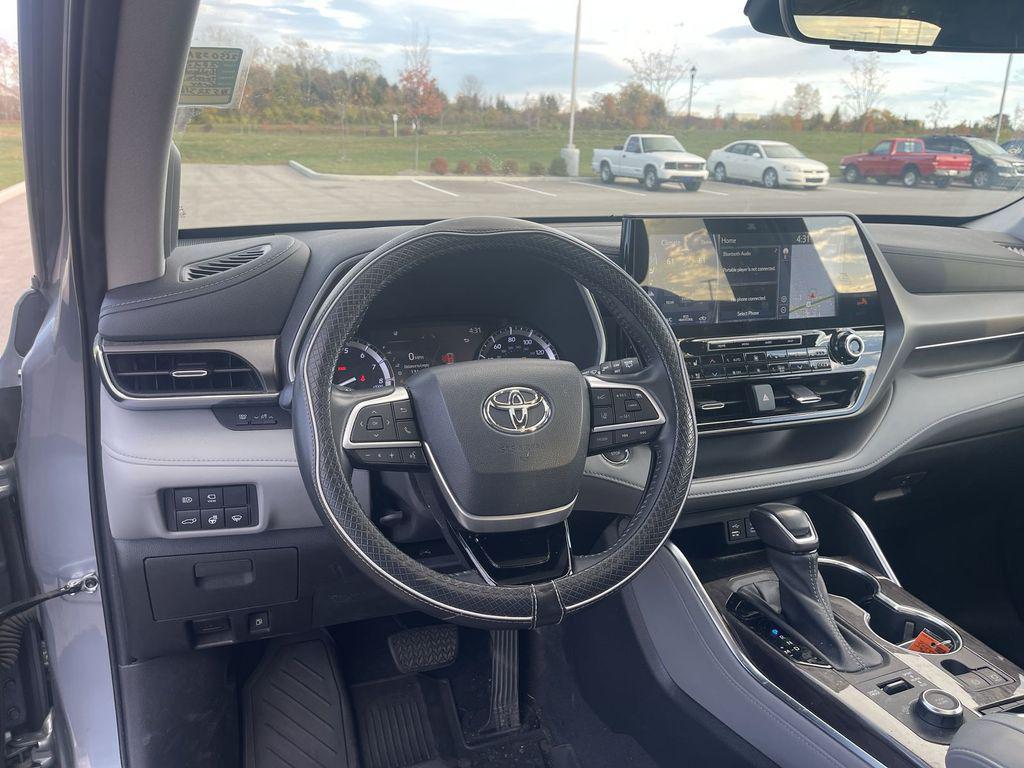 used 2022 Toyota Highlander car, priced at $37,198