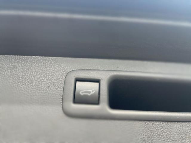 used 2022 Toyota Highlander car, priced at $37,887